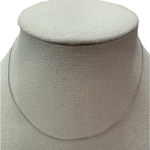 Elegant Sterling Silver Necklace - Picture 1 of 2
